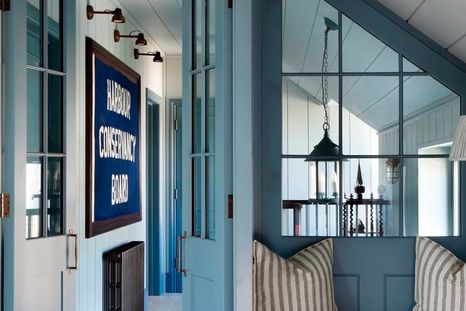 Puertas pintadas en azul. Foto: HÁM Interiors / Fotografía de Alexander James