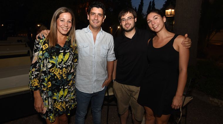 Claudia Garciarena junto a Gonzalo Pozzoli, Patrick Lorigan y Sofía Valdez. Foto: Alf Ponce/MDZ