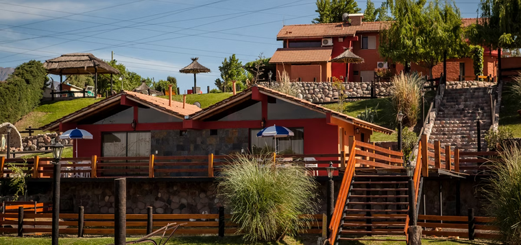 El vistoso complejo de cabañas Posada Cacheuta, ubicado en la ruta 82. El vistoso complejo de cabañas Posada Cacheuta, ubicado en la ruta 82.