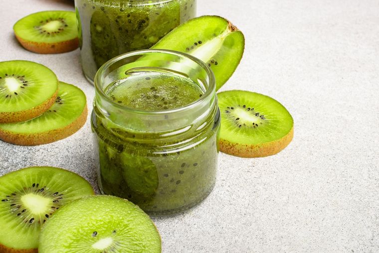 La receta de mermelada de kiwi resalta por su color verde intenso, que se mantiene incluso después de la cocción. La receta de mermelada de kiwi resalta por su color verde intenso, que se mantiene incluso después de la cocción.
