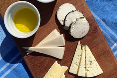 A solo 121 kilómetros de Ciudad de Buenos Aires se puede visitar una fábrica de quesos premium de leche de cabra, oveja, vaca y búfala. Foto: Instagram @cpiedrasblancas