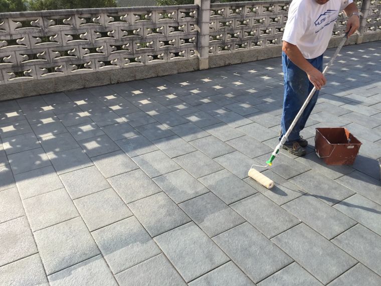 No permitas que la humedad se apropie de tu terraza y mantenla siempre en condiciones. Foto: Hume