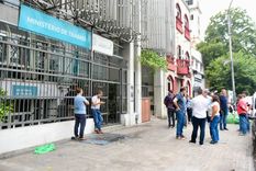 Representantes de los gremios estatales bonaerense esperando en la puerta del ministerio de Trabajo de la Provincia el llamado para entrar a la paritaria Foto: Nicolas Braicovich