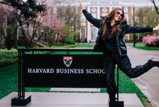 Foto: https://www.infobae.com/entretenimiento/2023/04/24/controvertida-y-de-blanco-como-fue-la-conferencia-de-thalia-en-harvard/