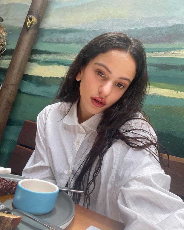 Rosalía mostró qué pertenencias lleva en su bolso y algunas resultaron muy exóticas. Foto: Instagram.