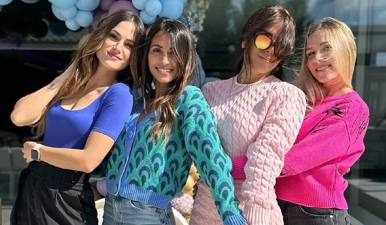 Antonela Roccuzzo junto a sus amigas.