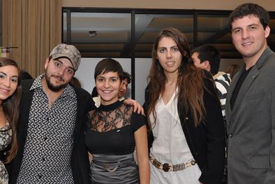 MDZol | Excelentes anfitriones: Calina Salas, el artista Damián Martínez, Carolina Gómez, Nieves Camus y Alex Morozov. Foto: Pachy Reynoso/MDZ