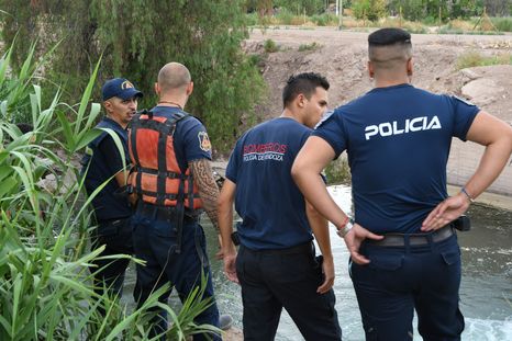 En total hay seis equipos buscando a la mujer arrastrada por la corriente en el Zanjón de los Ciruelos. En total hay seis equipos buscando a la mujer arrastrada por la corriente en el Zanjón de los Ciruelos.