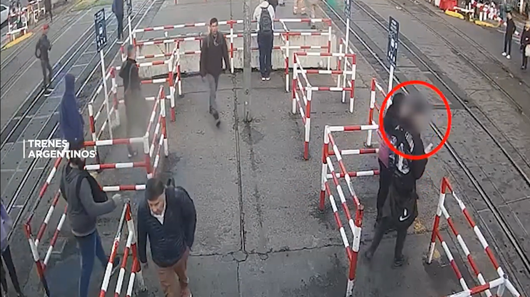 El sujeto siguió caminando, sin prestar atención al cruce Foto: X/ Trenes Argentinos
