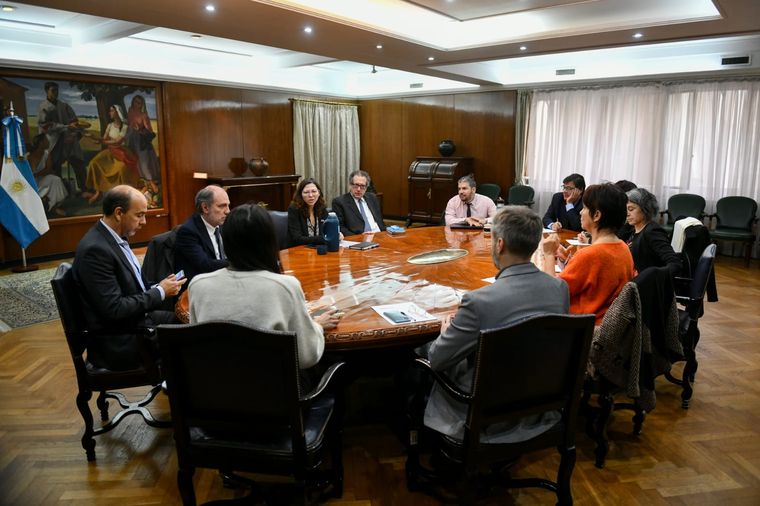 En la reunión de gabinete económico se discutieron las medidas a adoptar para frenar el fuerte alza del dolar blue.