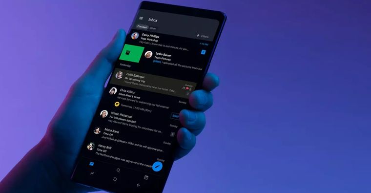 Ambas funciones pueden usarse juntas en Android 10 o superior, ofreciendo más opciones de personalización visual.