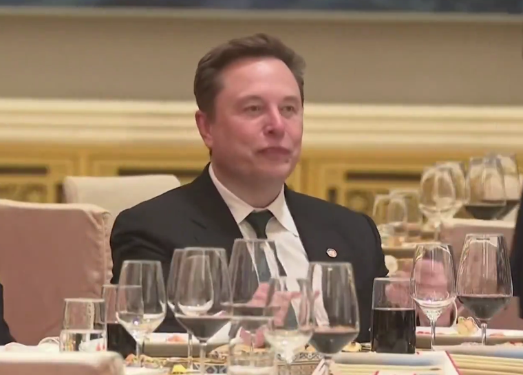 El empresario Elon Musk forma parte de la comitiva de empresarios que acompañó a Donald Trump en su visita oficial a China. El empresario Elon Musk forma parte de la comitiva de empresarios que acompañó a Donald Trump en su visita oficial a China.