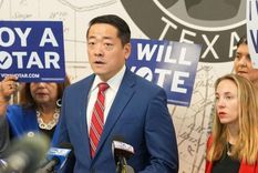 Gene Wu, legislador estatal demócrata de Houston, afirma que él y otros están abandonando "un sistema amañado". Gene Wu, legislador estatal demócrata de Houston, afirma que él y otros están abandonando "un sistema amañado".