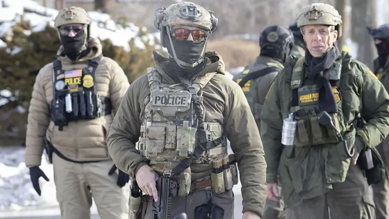 Agentes del ICE en el lugar en Mineápolis donde ocurrió el tiroteo en el que murió Renee Nicole Good.