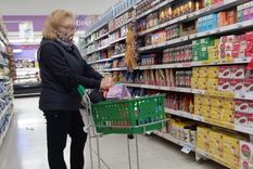 Con un billete de $1.000 una familia no alcanza a comprar ni la mitad de los productos necesarios para comer un día.