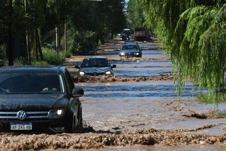 En enero de 2025, una tormenta colapsó calles de Luján de Cuyo. Cómo enfrenta hoy Mendoza un posible aluvión. En enero de 2025, una tormenta colapsó calles de Luján de Cuyo. Cómo enfrenta hoy Mendoza un posible aluvión.