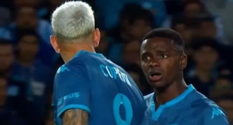 Copetti y Carbonero, discuten en pleno partido. Foto: Captura