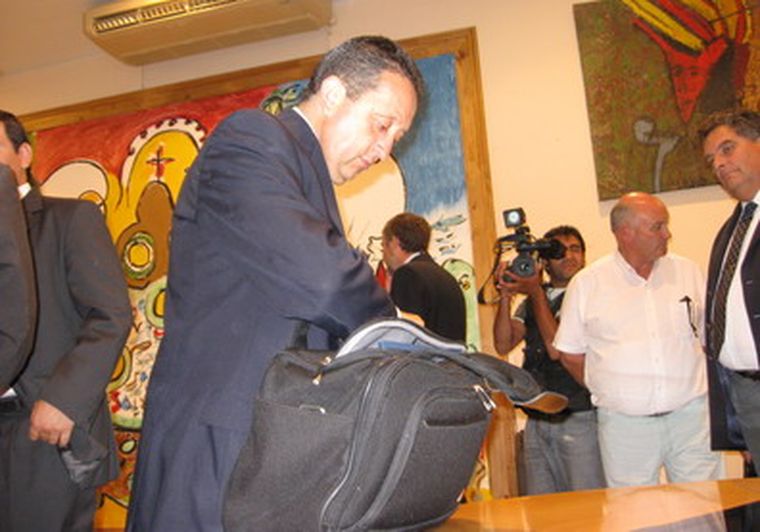 Jaque y su maletín de medidas para el departamento de Salgado.