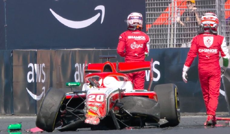 El fuerte choque entre dos autos de Prema en la Fórmula 3 dañó las barreras de contención.