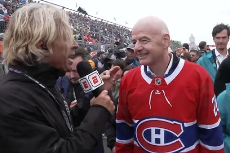 Gianni Infantino asistió al Gran Premio de Canadá y protagonizó un simpático intercambio con Juan Fossaroli. Gianni Infantino asistió al Gran Premio de Canadá y protagonizó un simpático intercambio con Juan Fossaroli.