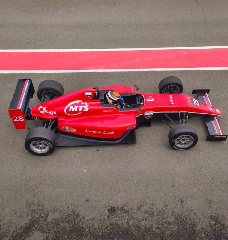 El piloto Lautaro Campione debutó en Europa y busca apoyo para volver a competir en la F4 Italiana.
