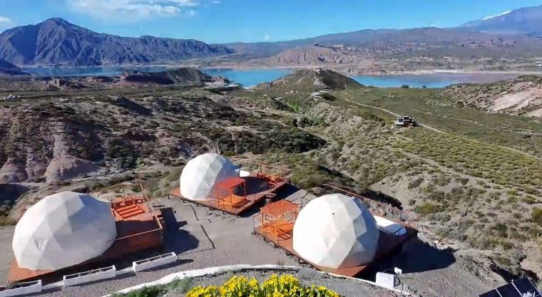 Zoen Camps, un exclusivo complejo turístico en la costa norte del lago Potrerillos.&nbsp;