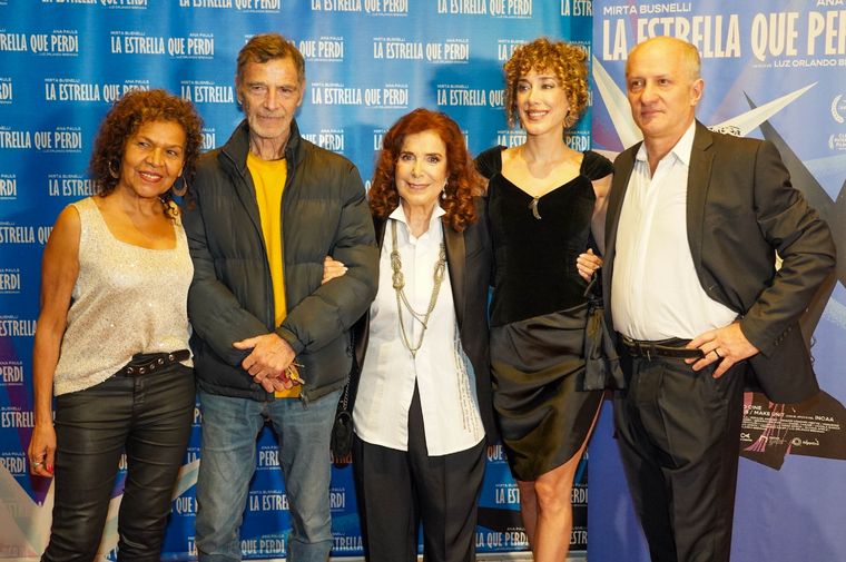 Mirta Busnelli (en el centro) protagoniza La estrella que perdí. Foto: Gentileza Soledad Galleti