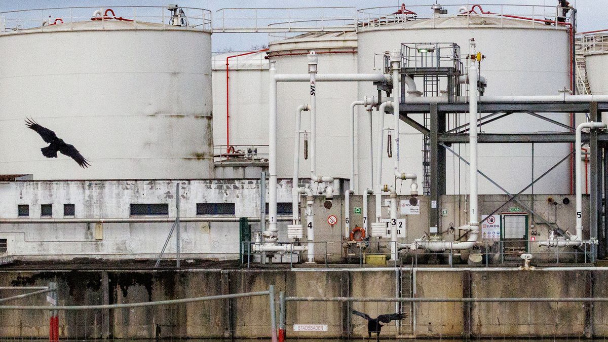 La producción de petróleo registró la mayor caída de la historia en marzo debido a la guerra en Medio Oriente