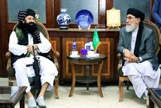 Khalilurahman Haqqani se encontró con Gulbuddin Hekmatyar en Kabul con un arma estadounidense