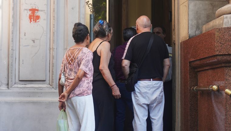 Los clientes se sorprendieron al encontrar la sucursal cerrada y se generó malestar. Foto: Rodrigo DAngelo / MDZ