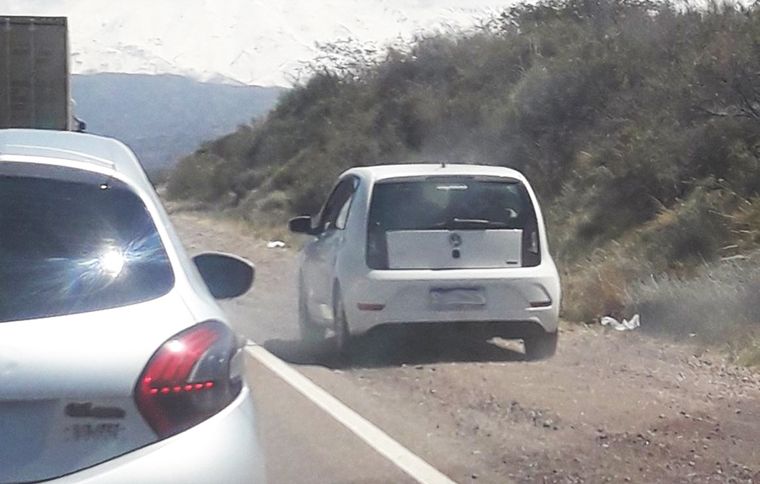 El turista realizó una peligrosa maniobra en una ruta mendocina. Foto: Twitter (@MendocinaDel81)