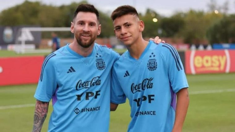 Messi junto a Diablito Echeverri, la joyita de River y la Selección argentina Sub 17