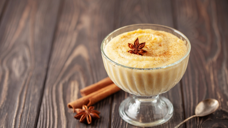 La receta de natilla es muy antigua: se consumía en conventos y cocinas medievales, donde se espesaba solo con yemas. La receta de natilla es muy antigua: se consumía en conventos y cocinas medievales, donde se espesaba solo con yemas.