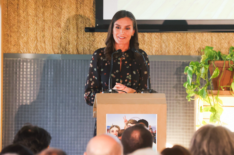 La bella reina Letizia deslumbra con los atuendos y accesorios que elige. Foto: Twitter @CasaReal