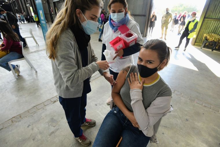 El preciso momento de inoculación de una joven. Foto: ALF PONCE MERCADO / MDZ