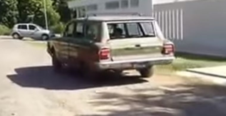 Ahí va El viejo Falcon se mueve. No será una luz, pero va.