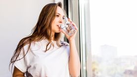 A muchas nos cuesta terriblemente incorporar como hábito saludable simplemente tomar la cantidad de agua recomendada al día. Foto: Freepik