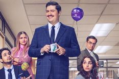 La serie transcurre en la sucursal de Jabones Olimpo en Aguascalientes y sigue a un grupo de empleados atravesados por la rutina, el desorden y un jefe imposible. La serie transcurre en la sucursal de Jabones Olimpo en Aguascalientes y sigue a un grupo de empleados atravesados por la rutina, el desorden y un jefe imposible.