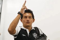 Luis Miguel Rodríguez pagó el taxi en el que llegó el plantel. Foto: Central Córdoba