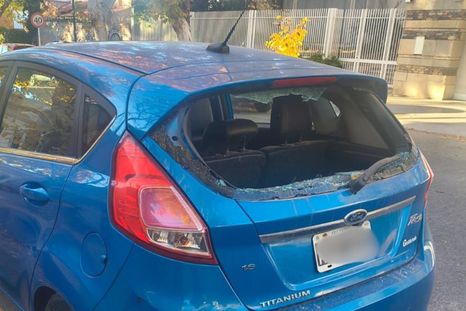 Así quedó el auto tras el intento de robo en la Quinta Sección. Así quedó el auto tras el intento de robo en la Quinta Sección.