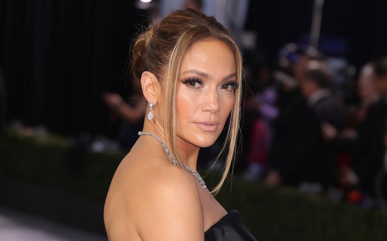 Jennifer Lopez acaba de cumplir 52 años y sigue impactando con su look. Foto: Allure