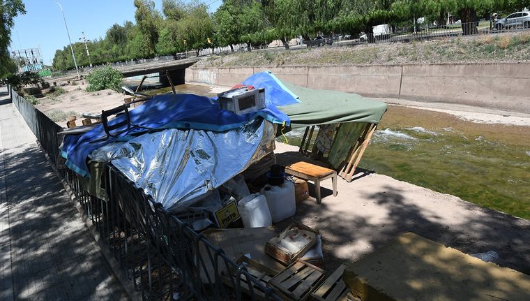 A lo largo de la Costanera habían al menos 6 los grupos en situación de calle en el verano. Foto: ALF PONCE MERCADO / MDZ A lo largo de la Costanera habían al menos 6 los grupos en situación de calle en el verano. Foto: ALF PONCE MERCADO / MDZ
