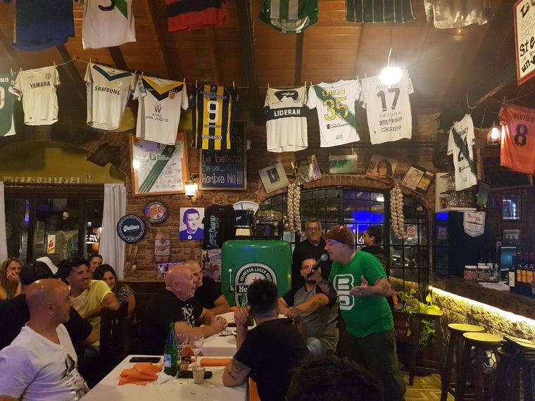 En cada Mundial, los locales ambientados con camisetas y banderines se llenan para seguir a la Selección.