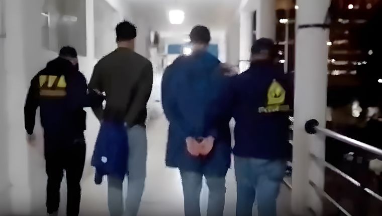Los imputados Hugo Auradou y Oscar Jegou se retiraron este miércoles de Estrada y estarán detenidos en prisión domiciliaria. Foto: Captura de video