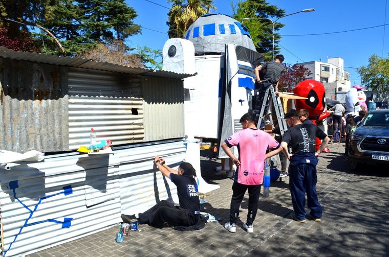 Los Kioscos de Maipú reunirán a 55 promociones en la Plaza Departamental 12 de Febrero para celebrar una nueva edición de esta tradicional fiesta estudiantil. Los Kioscos de Maipú reunirán a 55 promociones en la Plaza Departamental 12 de Febrero para celebrar una nueva edición de esta tradicional fiesta estudiantil.