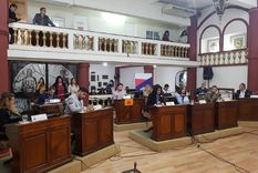 escandalosa renuncia de un concejal acusado de estafar a un asesor