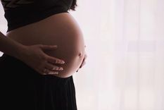El yoga es un ejercicio seguro y eficaz para las embarazadas porque, además de proporcionar alivio durante el embarazo, puede ayudar a preparar el cuerpo para el parto. Foto: Unsplash
