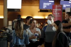 Como puede verse en el video, el médico se quitó el barbijo y le tosió en la cara en la mujer Como puede verse en el video, el médico se quitó el barbijo y le tosió en la cara en la mujer