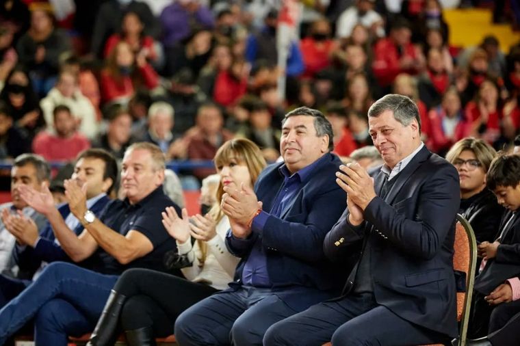 Daniel Orozco junto a Tello, Ortiz y otros funcionarios de Las Heras. Foto: Twitter Daniel Orozco