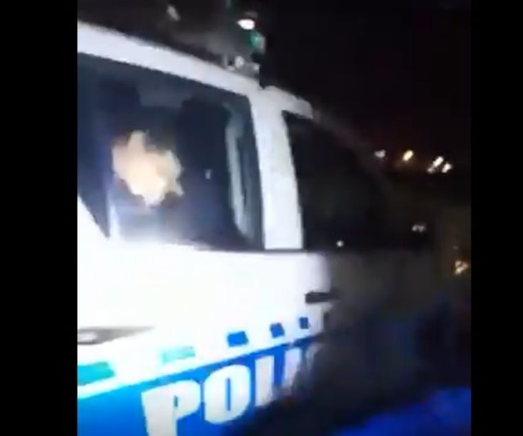Los policías fueron filmados por los vecinos